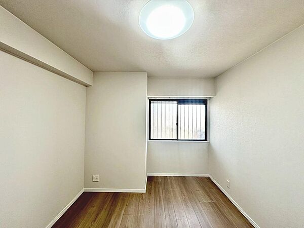 クロス・床材リフォーム済！綺麗な壁や床で室内が明るくなりますね！爽やかな気分でお過ごしいただけますよ♪