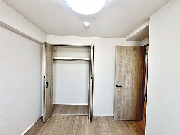 お部屋を広く利用するために必須なクローゼットあります♪もちろんお荷物を収納されても良しの勝手の良いクローゼットは嬉しいですね♪