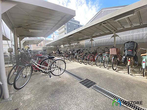駐輪場に屋根があるので、雨の日に自転車が濡れにくく嬉しいですね♪