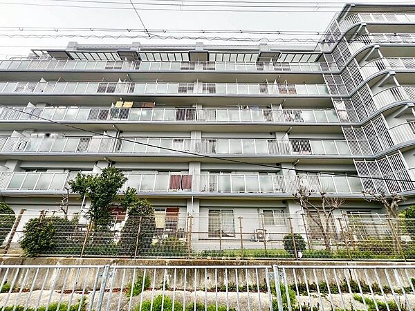 【ワイドバルコニー】開放感のあるバルコニーです♪お洗濯も楽々快適に干せますよ♪南東面バルコニーですので、日当たり良好で洗濯物がよく乾きますね！