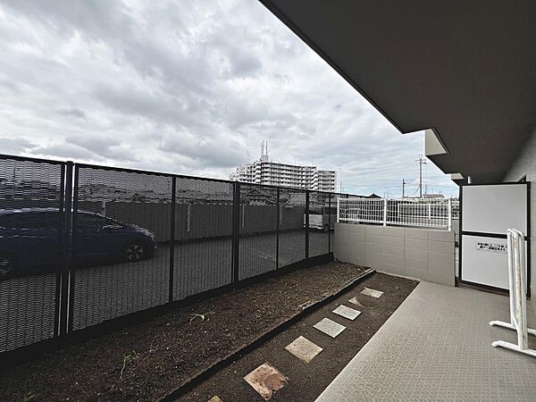 専用庭ありますよ♪ガーデニングや家庭菜園など趣味の幅も広がりますね♪お子様の遊び場所にも目が届き安心です！