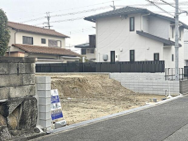 南西面バルコニーですので、日当り良好で洗濯物がよく乾きますね♪インナーバルコニーもあるので、突然の雨でも洗濯物が濡れにくく安心ですね！