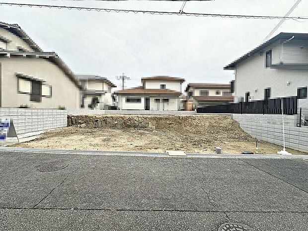 家族を身近に感じる対面式キッチンです!3口コンロ・浄水器付きのシステムキッチンです♪可動棚付きのパントリーがあります!キッチン回りもすっきり片付きますね♪