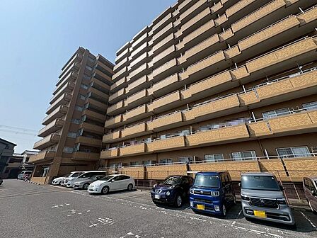 JR阪和線「北信太」徒歩約10分、閑静な街並みに広々敷地にゆったり佇まいのマンションです。