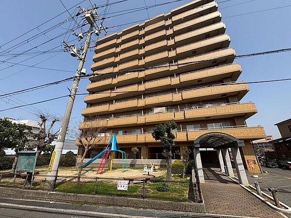 目の前に児童公園があり子育てにありがたい立地です。
