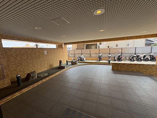 平面の駐輪場、バイク置き場駐車場が敷地内にあり便利です。