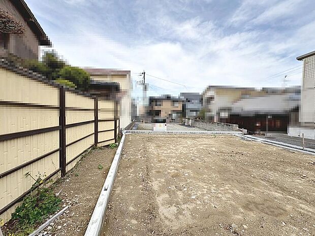 小物の収納力が高い三面鏡の洗面台です！シャワー付きなので、朝の身支度の忙しい時間に重宝しますね♪