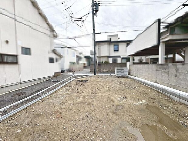 【トイレ２ヶ所有】窓があり、明るく、臭いがこもりませんので、来客用トイレとして清潔に保てます♪温水洗浄便座で快適にお使いいただけます！