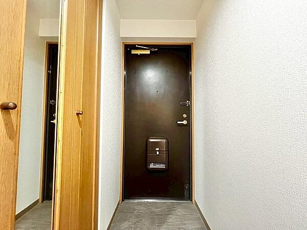 玄関にシューズボックスありますよ♪玄関周りもスッキリ片付きますね！姿見が付いているので、お出かけ前の見出し並みチェックも出来ますね♪