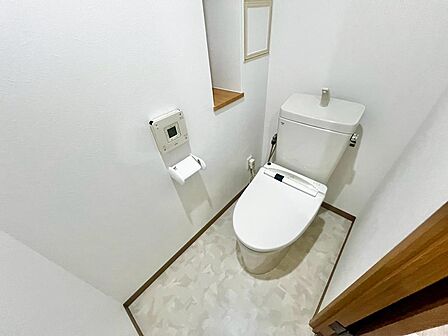 温水便座洗浄便座ですので、寒い日も温かい便座で安心して使用していただけますよ!