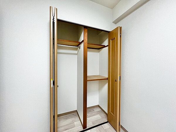 【クローゼット】お部屋を広く利用するために必須なクローゼットが全室付いています♪もちろんお荷物を収納されても良しの勝手の良いクローゼットは嬉しいですね♪