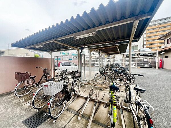 【駐輪場】屋根ございますので、雨で自転車が濡れないのは、嬉しいポイントですね！