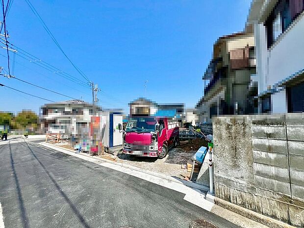 【浄水器付・３口コンロのシステムキッチンです】対面式を採用したキッチンですので、リビングで寛ぐご家族をいつも感じられます！会話を楽しみながら家事ができますね♪