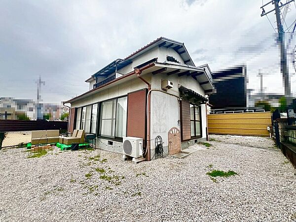 お庭が広いので子育てにも優しい物件です。公園にも隣接しています。