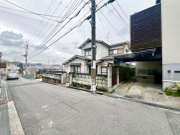 前面道路も広く、整備された街並みです。
