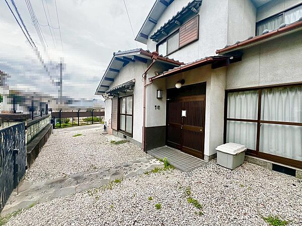 玄関周りの広々としたアプローチです。季節のお花でガーデニングはいかがでしょうか？