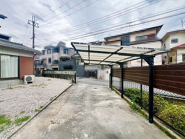 カースペースは2台駐車可能です。カールーフもあります。