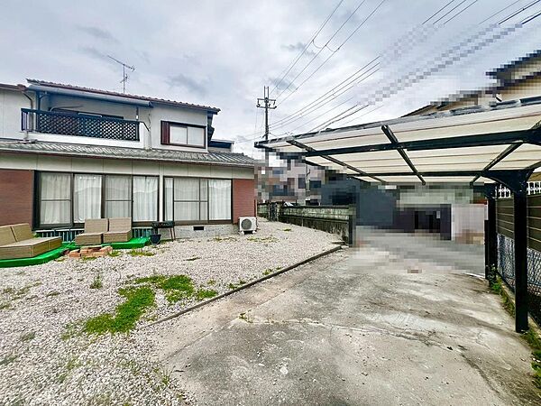 ハイルーフ車の駐車も可能です。広々駐車場で大型車も楽々駐車場できます。
