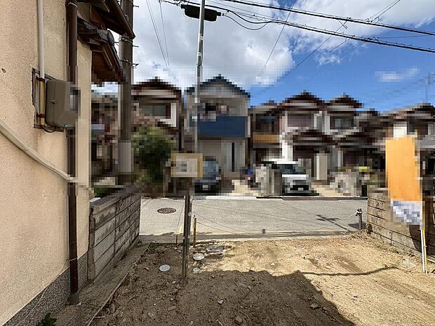 ＬＤＫ約１８．２５帖！家族を身近に感じるリビング階段です♪２面採光の明るくゆとりのあるリビングは家族が自然に集まる空間になりますね♪