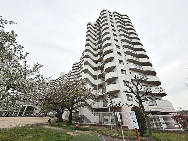ＬＤＫ約１４．２帖！南向きの大きな窓のあるリビングは、陽光あふれる明るい空間です。居心地良く、ご家族皆がゆったり寛げる憩いの空間となりそうです♪