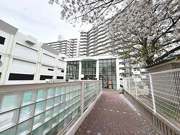 洗面室へはキッチンからと廊下からの２方向から出入りできるので、家事の効率も上がりますね♪