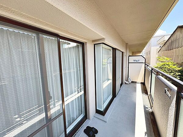 開放感のあるバルコニーです♪お洗濯も楽々快適に干せますよ♪南面バルコニーですので、日当たり良好で洗濯物がよく乾きますよ！