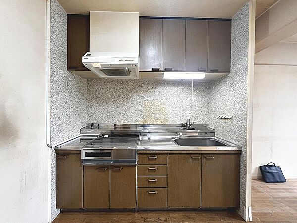 キッチン新調しますよ！Ｌ字のキッチンに入れ替えるので、作業スぺースも多くお料理しやすいですね！