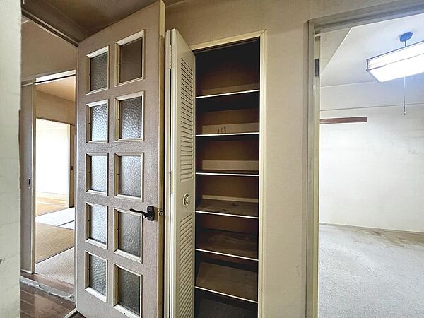 クロス・フローリング・CF張替えます！綺麗な床や壁紙で部屋が明るく見えて気持ちも明るくなりますね！