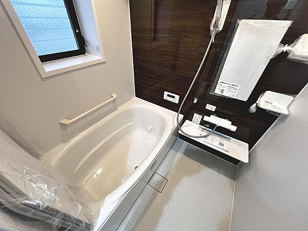 ゆったりとくつろげる綺麗な浴室ですよ！時間短縮でシャワーだけの方も多いですが、一日の疲れを癒すため湯船に浸かれば心身ともにリラックスできますね♪