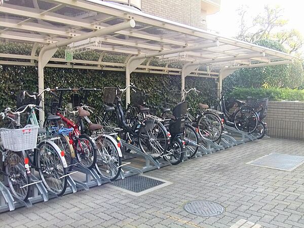 駐輪場に屋根があるので、雨の日に自転車が濡れにくく嬉しいですね！