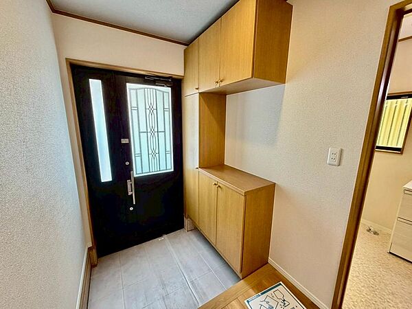 ゆとりの玄関ですよ！シューズボックスがあるので、散らかりがちな玄関も片付きますね！