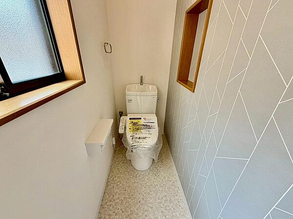 トイレは１階と２階にありますよ！温水洗浄便座ですので、寒い日も温かい便座で安心して使用していただけますよ♪