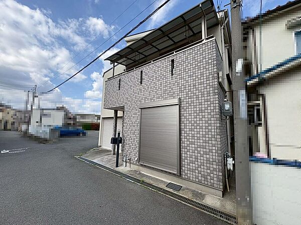【バルコニー】開放感のあるバルコニーです♪お洗濯も楽々快適に干せますよ♪屋根が付いているので、突然の雨でも濡れにくく安心ですね！