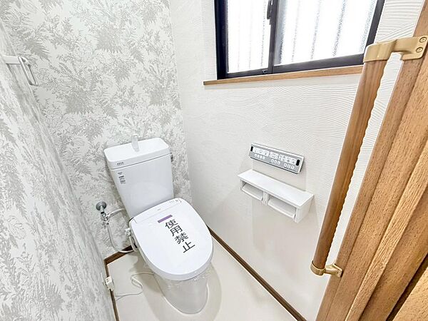 トイレ２か所ありますよ！温水便座洗浄便座ですので、寒い日も温かい便座で安心して使用していただけますよ！