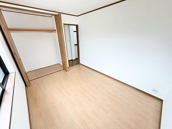 各居室にはクローゼットを完備し、家具の配置にも困らない設計がされており、採光と室内のバランスが絶妙です♪