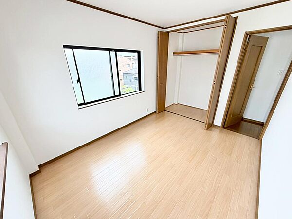 各居室にはクローゼットを完備し、家具の配置にも困らない設計がされており、採光と室内のバランスが絶妙で♪