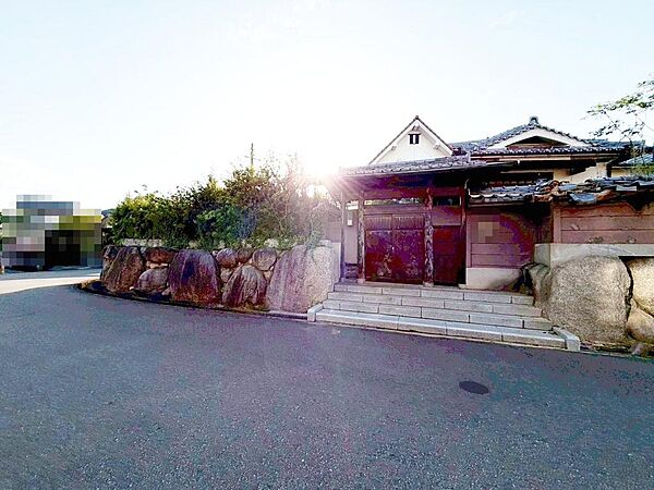 【東・南・西の三方角地！日当り・通風良好】たっぷりの陽光に包まれる明るい住まいになりますね♪