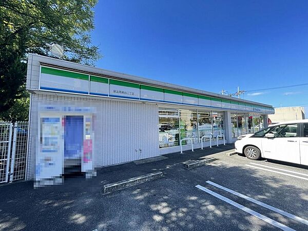 ファミリーマート泉北晴美台二丁店まで徒歩１０分