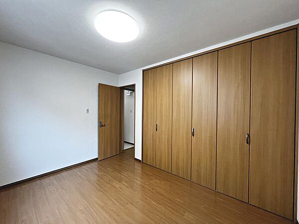 【クローゼット】お部屋を広く利用するために必須なクローゼットが全室付いています♪もちろんお荷物を収納されても良しの勝手の良いクローゼットは嬉しいですね♪