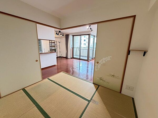 【和室】一息つく時の癒しの空間や客間にも使えますね♪リビングの横にあるので、お子様のお昼寝場所にも良いですね♪