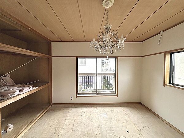 クロス張り替えます！綺麗な壁紙で部屋が明るく見えて気持ちも明るくなりますね！
