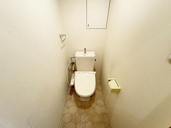 シンプルな温水洗浄機能付きトイレです！