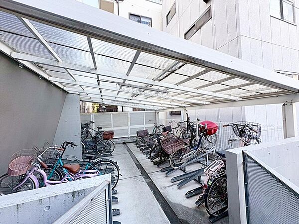 駐輪場に屋根があるので、雨の日に自転車が濡れにくく嬉しいですね！
