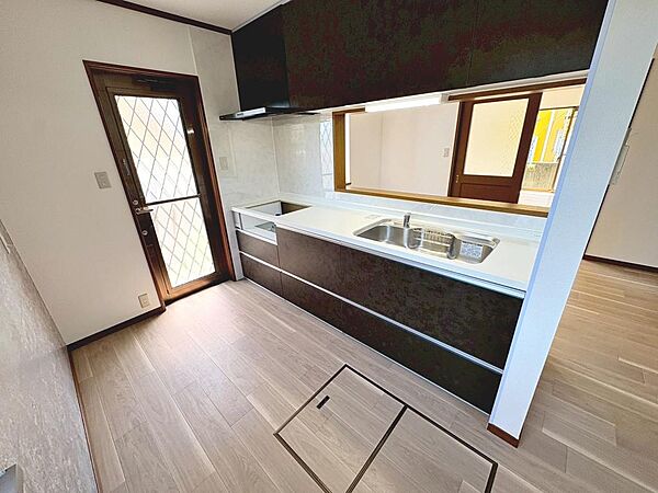 システムキッチン新調！綺麗なキッチンで毎日のお料理も楽しくできいますね♪キッチンに勝手口ございます！生ごみなどを一時的に外に置いておけるので、匂いが気になりませんね！