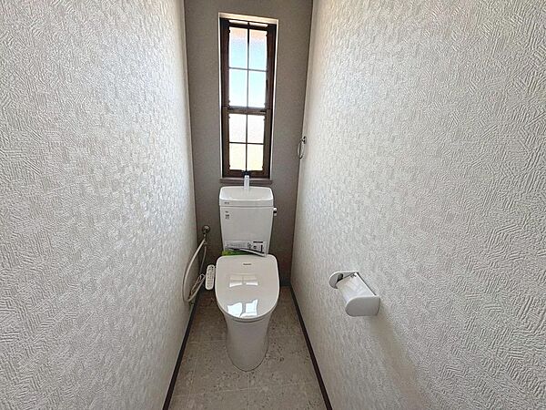 トイレ交換済！綺麗なトイレで清潔感があり気持ちがいいですね♪１階と２階にあるので、家族の多いご家庭も安心です！