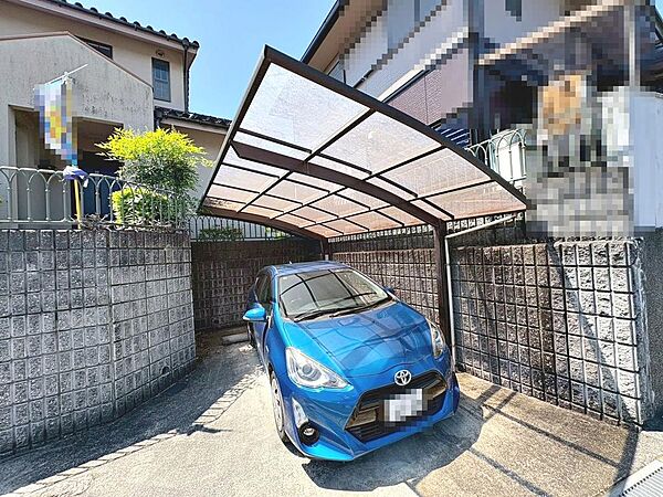 【駐車場】カーポート付ですので、雨の日も愛車が濡れにくく嬉しいですね♪