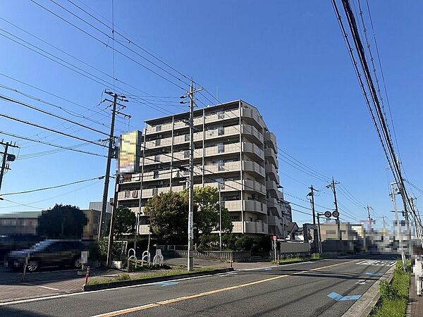 玄関にシューズボックスありますよ♪玄関周りもスッキリ片付きますね！