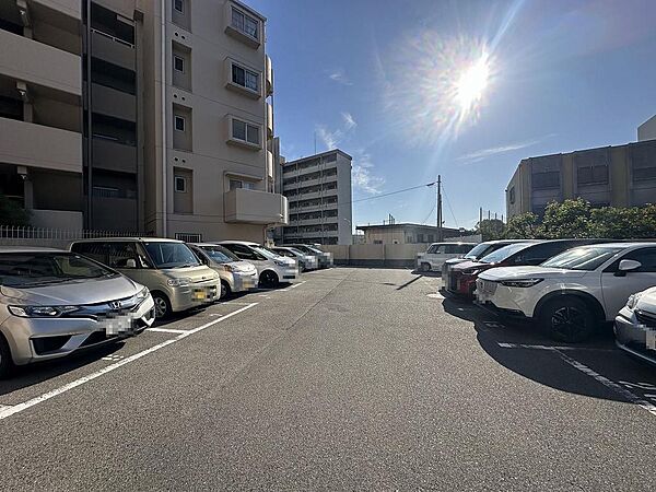 敷地内駐車場空きありますよ！愛車の置き場所に困りませんね♪