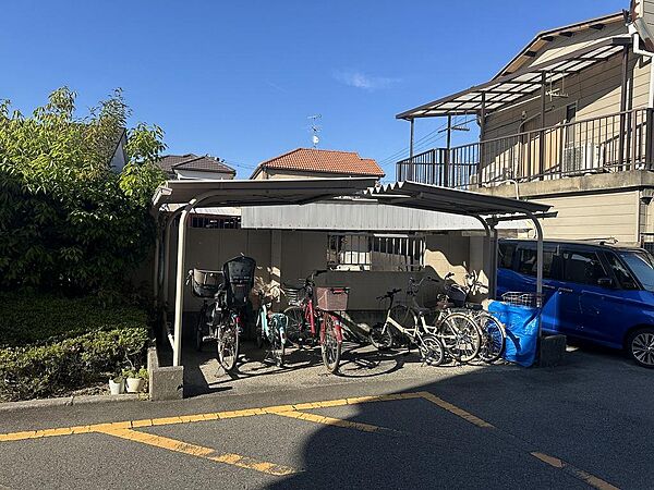 駐輪場に屋根があるので、雨の日に自転車が濡れにくく嬉しいですね♪