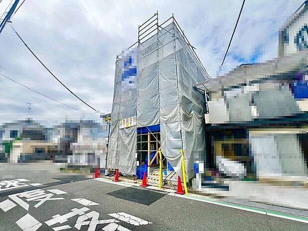 家族を身近に感じる対面式キッチンです!3口コンロ・浄水器付きのシステムキッチンです♪